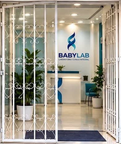 Recepción de BabyLab con el logo en la pared